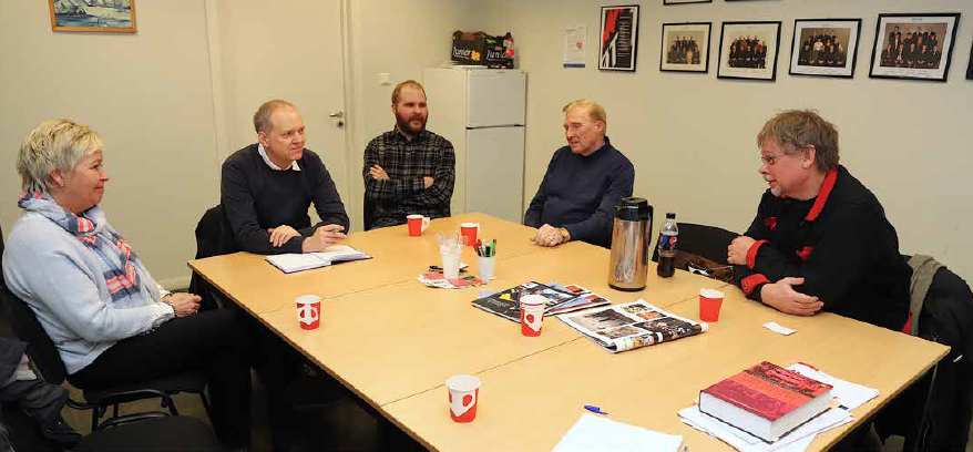 Representanter fra Jøtul og AOF Østfold samlet rundt et møtebord i forbindelse med fagbrevopplæring for ansatte ved Jøtul på Kråkerøy i 2019.