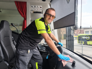 Ismet Begovic, teamleder for renhold i Nobina, rengjør førerplassen i en buss.